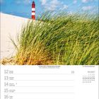 April 2027. Kalenderwoche mit Datum. Leuchtturm, Amrum, Deutschland, im Hintergrund, dunige Landschaft mit Gras.