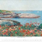 April 2024. Eine lebendige Landschaft mit roten Blumen, Küstenfelsen und Segelbooten im Hintergrund.