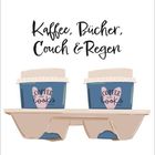 "Kaffee, Bücher, Couch & Regen" steht über zwei Kaffeebechern in einem Tragehalter. Darauf "Coffee and Books Lovers".