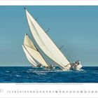 Zahl 4, April-Kalender. Drei weiße Segelboote auf blauem Meer, mit weißen Segeln vor klarem Himmel.