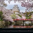 Aprilkalender: 1-30 rot und schwarz auf dunkelgrauem Hintergrund. Bild: Burg hinter rosa Kirschblüten und Fluss mit Brücke.