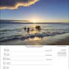 Kalenderdaten für Februar 2027. Ein Bild zeigt einen Sonnenuntergang über dem Meer mit Holzpfählen im Wasser.