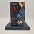 "O Caledonia" von Elspeth Barker. Buchcover zeigt eine Person mit langem Haar in Blau und eine Krähe auf dem Arm.