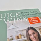 Texte: "QUICK WINS", "Healthy Cooking für Vielbeschäftigte", "SPIEGEL Bestseller-Autorin". Frau in einer Küche.