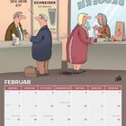 Karikatur eines Kalenders: Ein Mann vor einem Poster „HAAR-SCHNEIDER mit Batterie“ sagt: „Klasse! Den nehm ich!“.