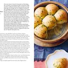 Text: Bärlauchbuchteln. Rezept für 8 Stück. Zutaten und Anleitung. Rechts oben eine Schale mit acht goldbraunen Buchteln.