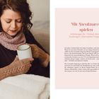 "Mit Strukturen spielen. Anleitungen für 1 Knäuel dünnes Sockengarn (Garnstärke Fingering)."

Rechts Textblock, links Frau mit Tasse.