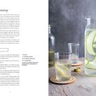 Holunderblütensirup-Rezept auf der linken Seite, Serviervorschlag mit Gläsern und einer Karaffe mit Gurkenscheiben rechts.