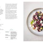 Rote Bete mit Heidelbeeren & Ziegenfrischkäse. Rezept und Zutatenliste, links Text, rechts ein Teller mit bunter Speise.