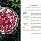 Erdbeertarte Rezept mit Zutaten wie Dinkelmehl, Puderzucker, Vanillecreme. Foto zeigt Tarte mit frischen Erdbeeren.