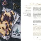 "Shortbread Doggies" Rezept mit Zutaten und Anleitung. Links Plätzchen in Hundeform, teils mit Tuch dekoriert.