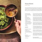 "Palak Paneer, Spinat Curry" steht oben. Links eine Schale mit grüner Soße und Paneer-Stücken, eine Hand hält eine Gewürzschale.