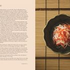 "KOUHAKU NAMASU. Zutaten: 500g Daikon, 50g Karotte, Bio-Zitrone. Einlegezeit: 30 Minuten." Links Text, rechts sitzt Salat in Schale.