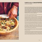 Links Hände, die ein Tuch von einer Schüssel mit Gemüse-Couscous auf Holz abdecken. Rechts Rezepttext für "Cascà alla Carlofortina".