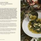 Nudelsuppe mit Ingwer & Grünzeug. Rezept und Zubereitung. Rechts ist eine Hand, die Suppe mit grünem Gemüse in einen Teller schöpft.