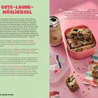 Rezept für Gute-Laune-Müsliriegel neben Zutatenliste und Anweisungen. Lustige Aufbewahrungsboxen mit Müsliriegeln.