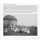 "Ein Fest für die neue Schule" beschreibt die Eröffnungsfeier 1910. Foto von Kindern vor einem großen Schulgebäude.