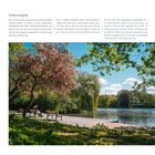 Texte oben, darunter: Sitzbänke, blühender Baum, Teich und grüne Landschaft. Ruhige, idyllische Parkszene.