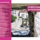 Nicht verpassen! Dubrovnik entdecken. Sehenswürdigkeiten wie Franziskanerkloster, Placa, Luža, Rektorenpalast und mehr.
Von einem Felsen gerahmte Sicht auf eine Altstadt und Boote.