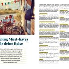 Camping Must-haves für deine Reise. Zwei Personen entspannen unter einem Sonnensegel, umgeben von Campingmöbeln und Wimpeln.