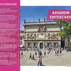 "NICHT VERPASSEN!", "Avignon entdecken", Liste mit Sehenswürdigkeiten in Avignon. Historisches Gebäude mit Verzierungen, Menschen auf Platz.