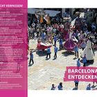 Texte: NICHT VERPASSEN!, BARCELONA ENTDECKEN. 

Beschreibung: Eine Parade mit großen, kunstvoll gestalteten Figuren und Personen in blauen Hemden und roten Schals.