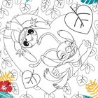 Zwei fröhliche Cartoon-Figuren tanzen auf einem Herz aus Blättern, umgeben von bunten und schwarz-weißen Blättern.