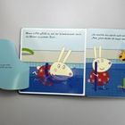 Links: "... sie mag es gar nicht, wenn ihr Gesicht nass wird." Rechts: Mama Löffel und Freunde im Pool, Gerald erklärt.