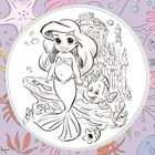 Illustration einer jungen Meerjungfrau mit langem Haar in einer Unterwasserwelt, begleitet von einem fröhlichen Fisch.