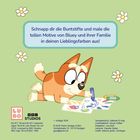 „Schnapp dir die Buntstifte und male die tollen Motive von Bluey und ihrer Familie in deinen Lieblingsfarben aus!“ Illustration: Fröhlicher Hund mit Malblättern, Buntstiften und Blumen auf grünem Hintergrund.