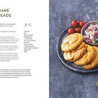 Mediterrane Cloud Breads Rezept. Links Anweisungen, rechts Teller mit goldenen Broten, Tomaten und Dip in einer Schale.