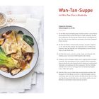 Text: "Wan-Tan-Suppe mit Mini-Pak-Choi in Misobrühe". Links eine Schale mit Wan-Tans, Pak-Choi und Sesam.