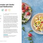 Titel: Eiersalat mit Gurke und Radieschen. Rezept mit Zutatenliste und Zubereitung. Foto: Bunter Salat in Schüssel.