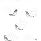 "Male den Schnecken Häuser. Spure die Linie nach." Illustration: Schnecken mit Formen wie Spiralen und Dreiecken drumherum.