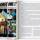 "The Strange Ones!" Comic-Illustration mit drei Männern, zweisprachiger Text über Superhelden und deren Ursprünge, rechte Seite mit erläuterndem Text über Comics und Kreativität.
