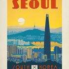 „SEOUL“ und „SOUTH KOREA“ in großen Buchstaben. Illustration einer Skyline bei Sonnenuntergang mit prominentem Turm.