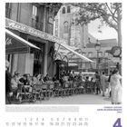 "Aux Deux Magots" auf Markise, Café-Szene mit Menschen in Paris, Gebäude im Hintergrund, Baum rechts. Zahlen 4, 1960 unten rechts.