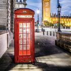 Kalenderblatt zeigt: "TELEPHONE", "04", darunter Datumsangaben. Rote Telefonzelle vor dem beleuchteten Big Ben.