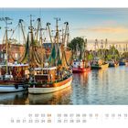 "Krabbenkutter im Hafen von Greetsiel - Niedersachsen - Deutschland, 04. Kalender mit Fischerbooten im Wasser bei Sonnenuntergang."