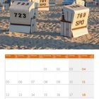 Kalender April 2027; Strandkörbe auf Sand, Pfahlbau im Hintergrund, ruhiges Meer unter klarem Himmel.