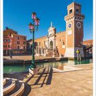 Aprilkalender mit venezianischem Kanal, historischem Gebäude, Löwenstatuen und Laternen in sonniger Umgebung.