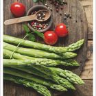 Kalenderblatt für April. Frischer grüner Spargel, Kirschtomaten, Pfefferkörner und Petersilie auf Holzbrett.