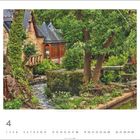 "Le Moulin de Rochecolombe, Frankreich" steht unter einem Kalenderbild mit einem steinernen Haus im Grünen und einem Wasserlauf.