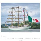 Text oben: "Cuauhtémoc". Ein Segelschiff mit vielen bunten Flaggen, eine große mexikanische Flagge flattert im Wind. Im Hintergrund sind Bäume und ein bewölkter Himmel. Unten ist der Kalender für April 2027.