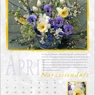 APRIL, Narzissenduft. Ein dekorativer Blumenstrauß in einer Schale zeigt farbenfrohe Frühlingsblumen. Unten ist ein Kalender.