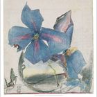 April-Kalenderblatt; Illustration einer großen blauen Blume mit violetten Akzenten in einem Glasgefäß.
