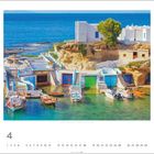 Kalenderseite April. Bunte Bootsgaragen im Felsen an der Küste mit kleinen Booten im klaren Wasser.