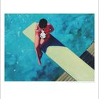 „4“ als Zahl. Illustration: Eine Person sitzt auf einem Sprungbrett über einem blauen Pool und isst von einem Teller.