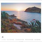 April-Kalenderblatt mit Küstenlandschaft, Sonnenuntergang über dem Meer, Felsen und Pflanzen im Vordergrund, Leuchtturm.