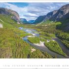 Eine Flusslandschaft in einem Tal mit Bergen im Hintergrund. Unten steht eine Kalenderleiste mit Zahlen von 1 bis 30 und Zahl 4.